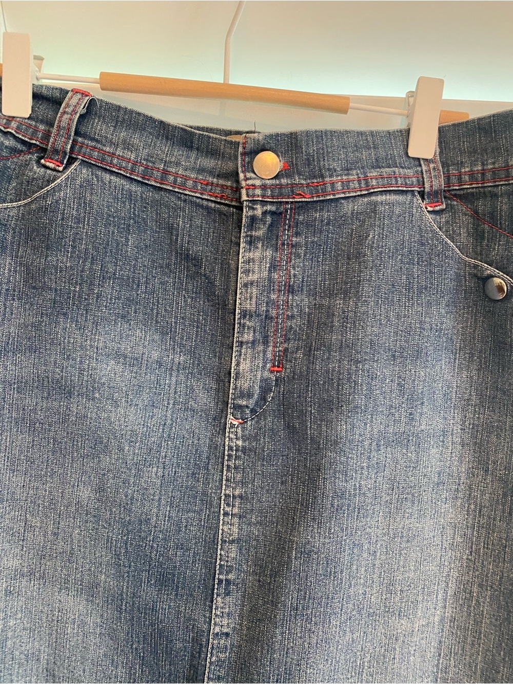 Express denim maxi skirt featuring a classic A-line - Picture 2 of 5
